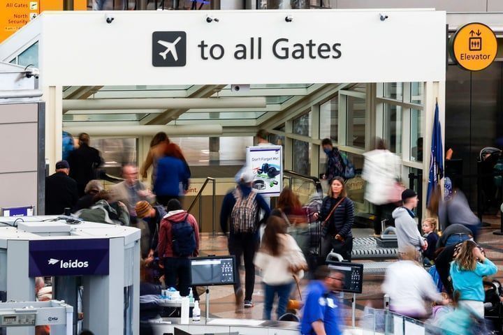 Las aerolíneas están recopilando tus datos y vendiéndolos a ICE