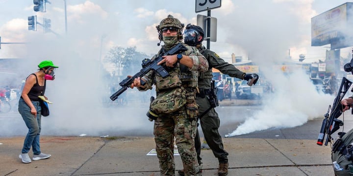 El DHS lanza una compra masiva de armas químicas "menos letales"
