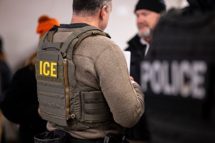 ICE compró vehículos equipados con torres de celular falsas para espiar teléfonos