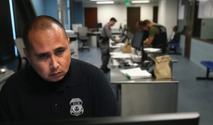 ICE se enmascara de más de una forma (usando cuentas falsas en redes sociales)