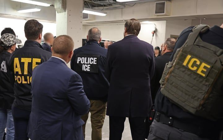 Por dentro de una poderosa base de datos que ICE usa para identificar y deportar personas
