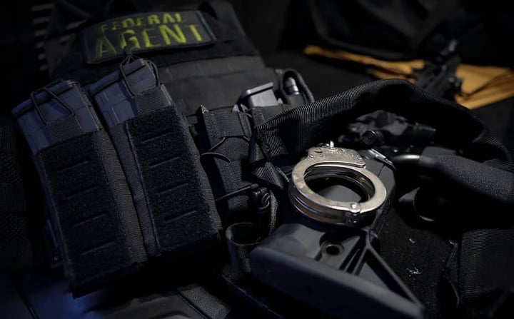Acusan a un hombre por borrar su teléfono antes de que CBP pudiera revisarlo