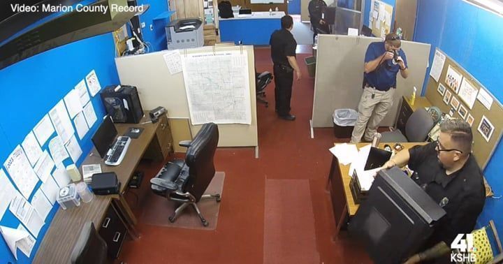 La policía incautó 5 computadoras y 2 celulares en una redada a un periódico de Kansas